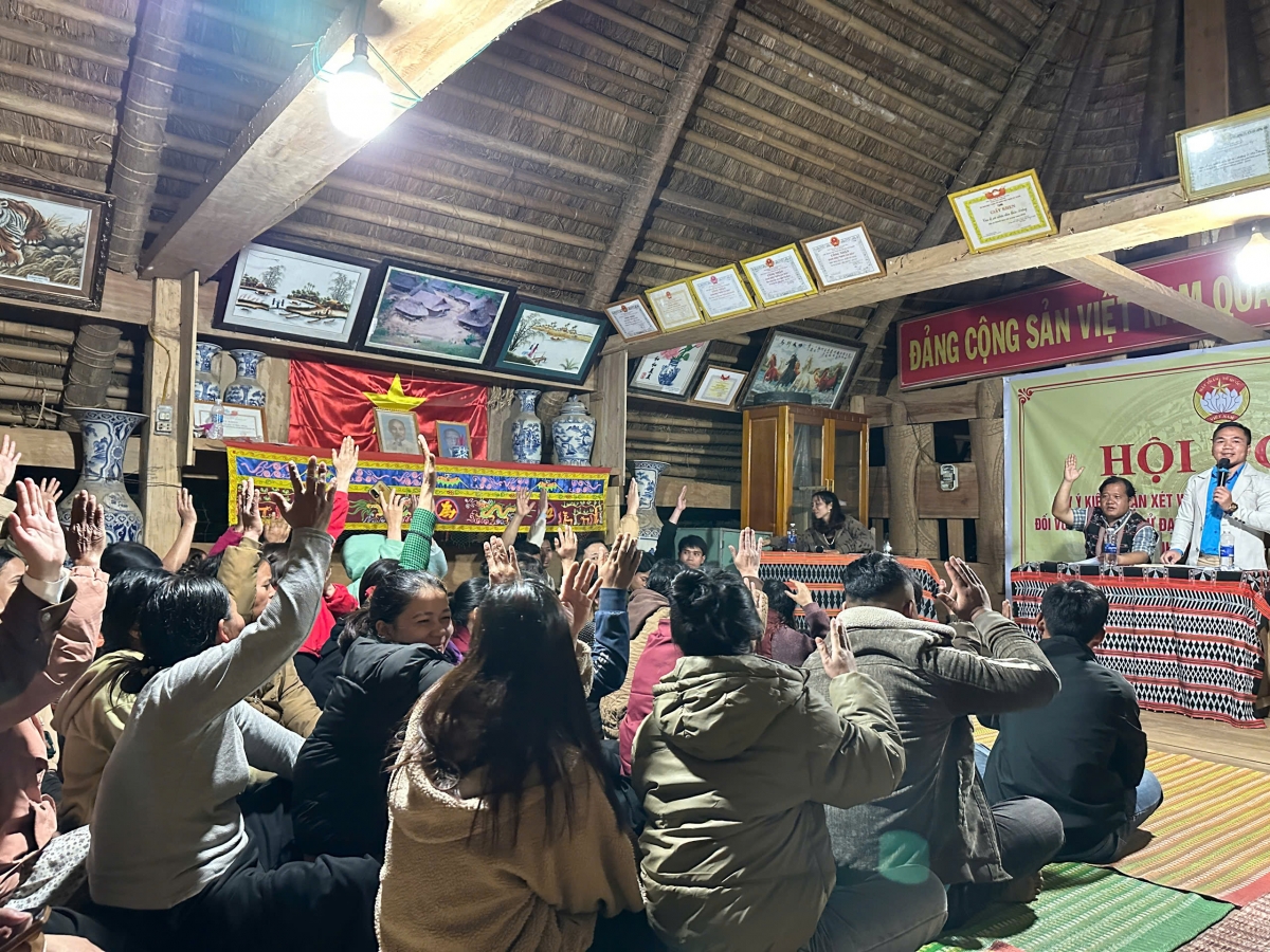 Xã Hùng Sơn tổ chức các hội nghị, cuộc họp thôn lấy ý kiến cử tri. Ảnh Parai