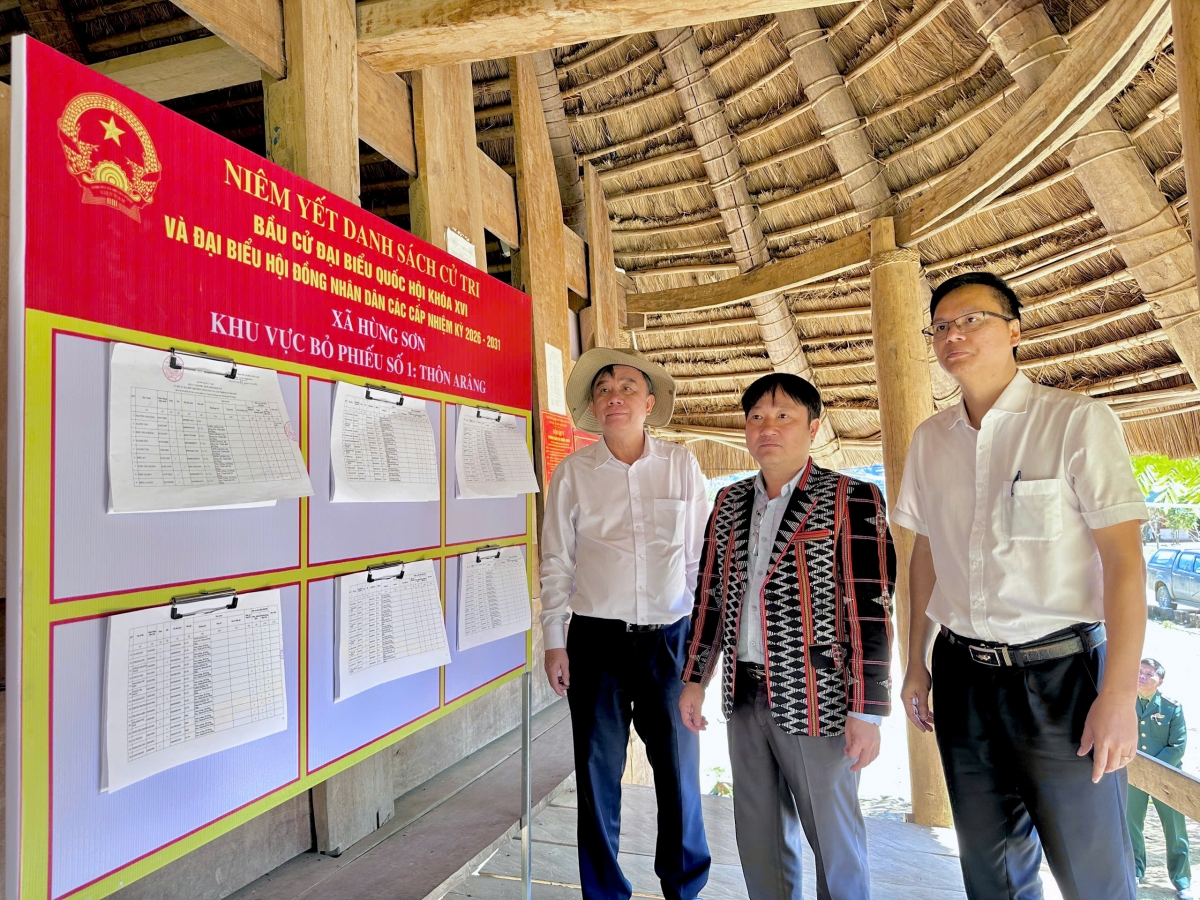 Ông Nguyễn An, Bí thư Đảng ủy xã Hùng Sơn (đứng giữa) kiểm tra công tác chuẩn bị bầu cử. Ảnh Parai