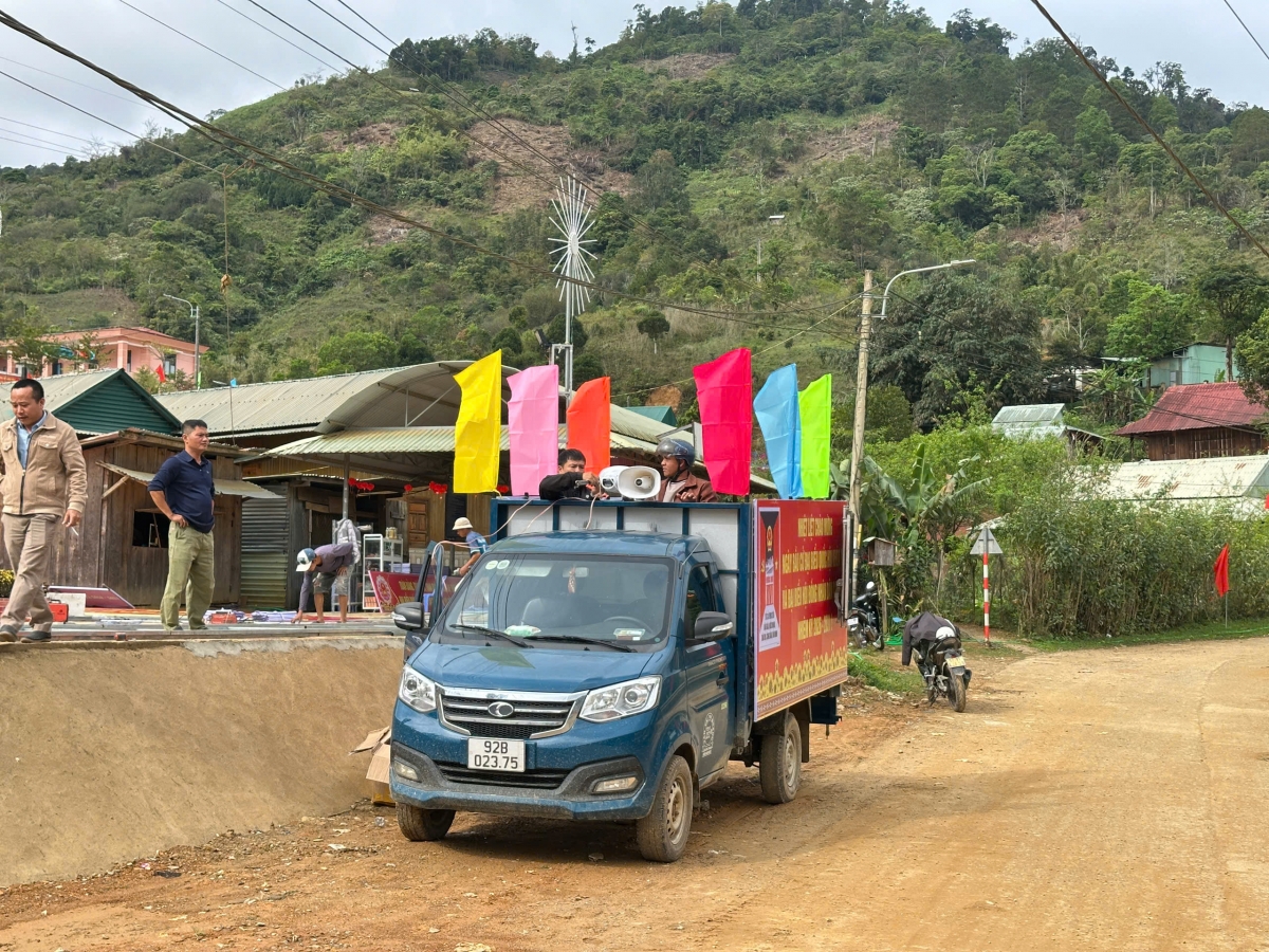 Xe lưu động mỗi ngày đi tuyên truyền về bầu cử. Ảnh Parai