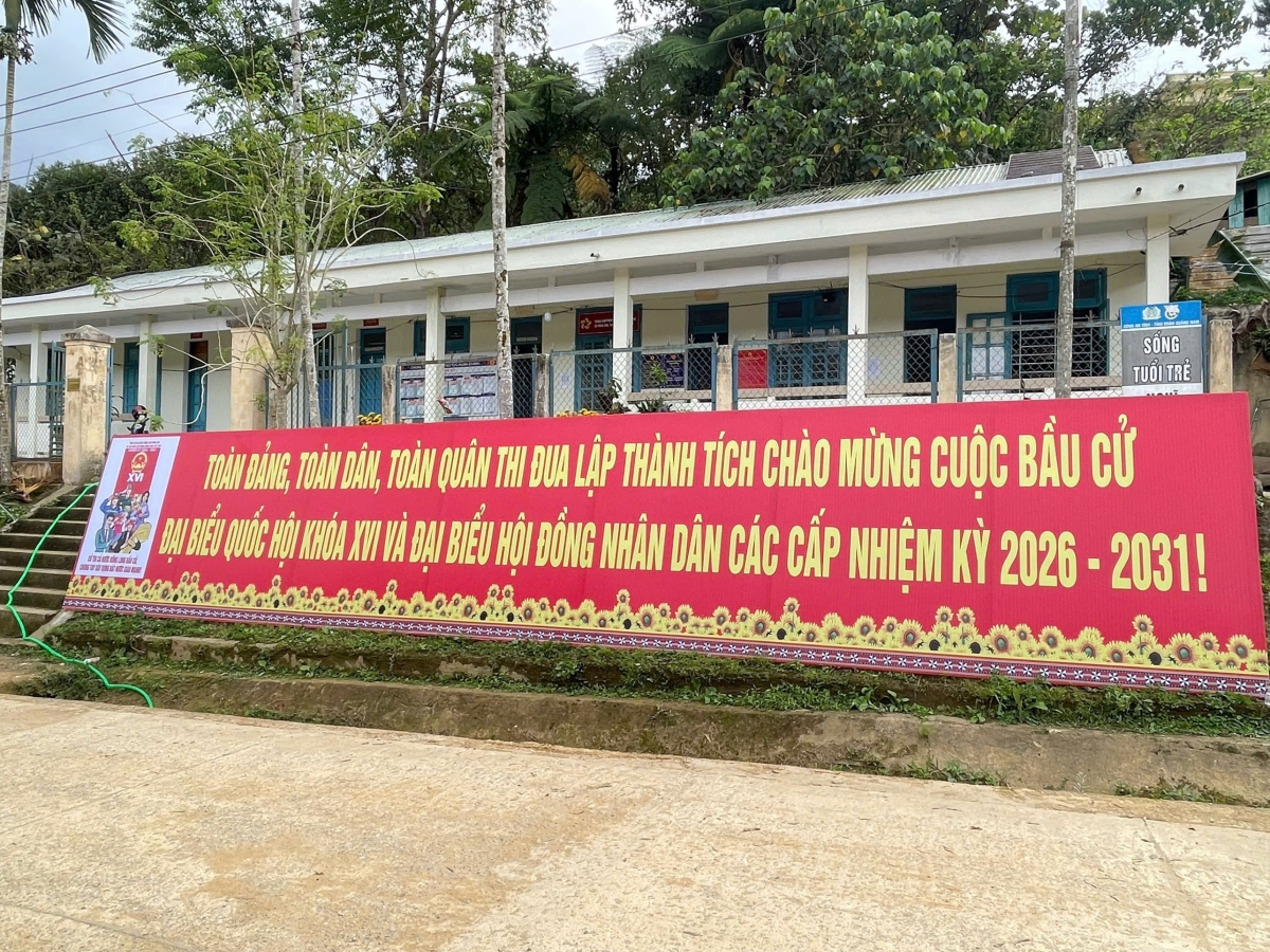 Áp phích, pano về bầu cử tạ các xã miền núi Đà Nẵng đã hoàn tất. Ảnh Parai