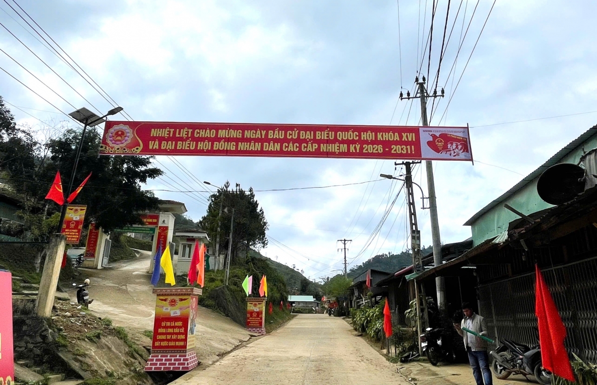 Băng rôn, áp pích tuyên truyền về bầu cử tại xã Hùng Sơn. Ảnh Parai