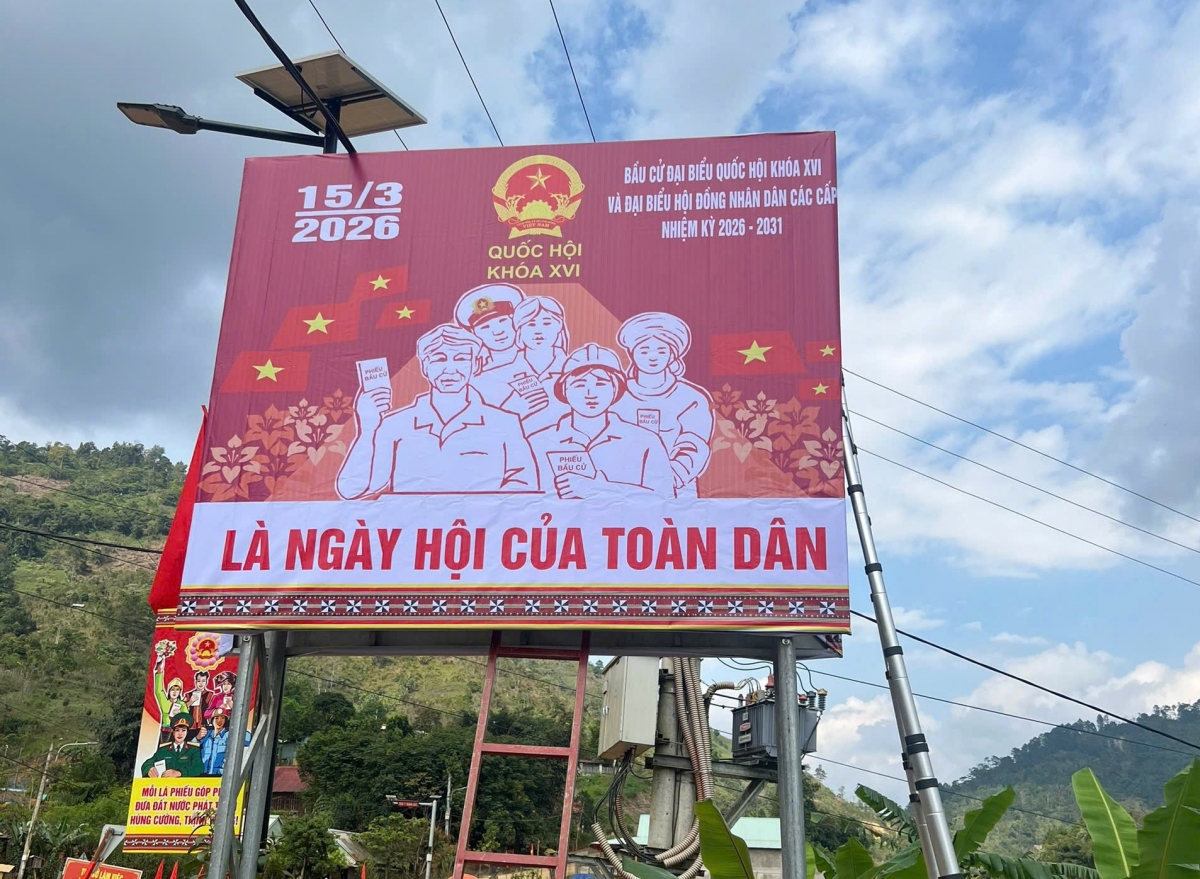 Áp phích, pano tuyên truyền về bầu cử nổi bật tại các khu dân cư, trung tâm xã. Ảnh Parai
