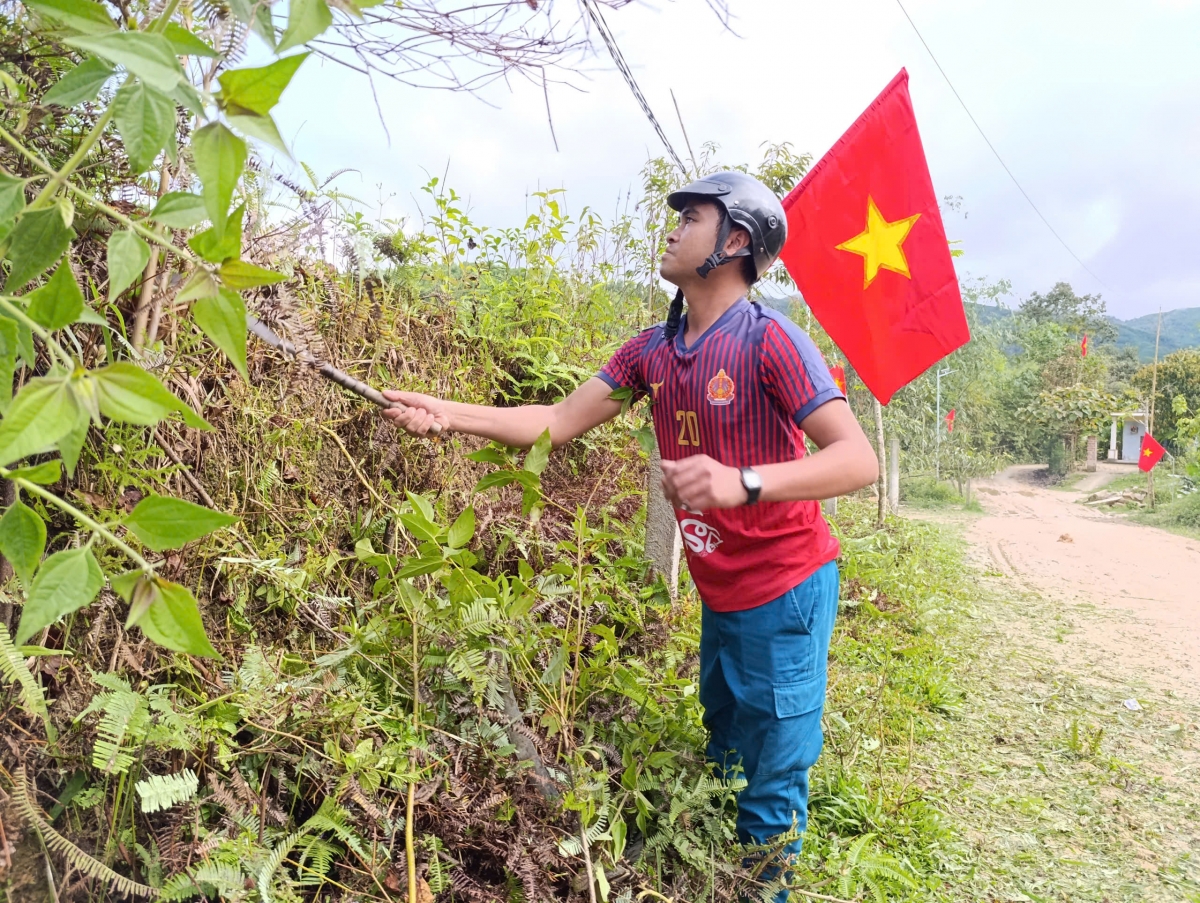 Đoàn viên, thanh niên xã Sông Kôn phát dọn giữ gìn vện sinh môi trường  