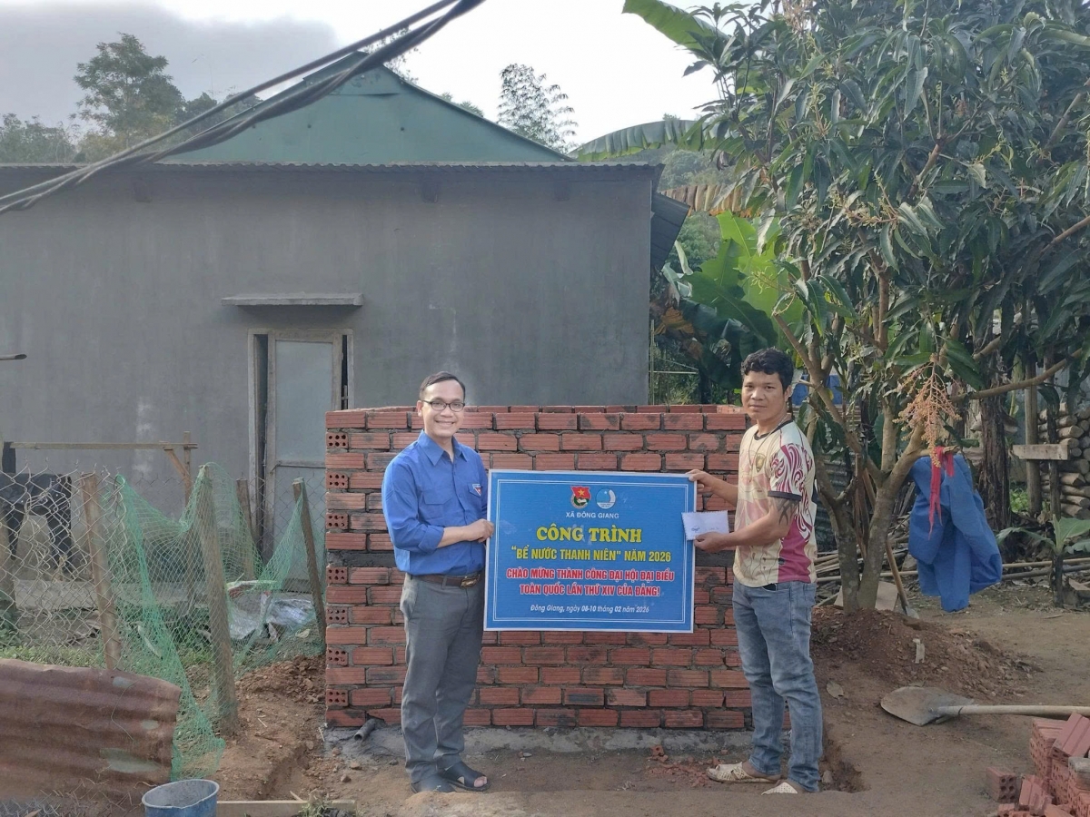 Anh Ating Toàn, Bí thư Xã đoàn Đông Giang (áo xánh) trao tặng công trình bể nước sạch 
