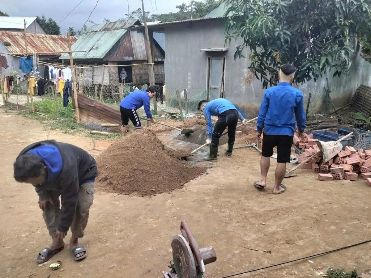 Tuổi trẻ xã Đông Giang góp sức làm công trình dân sinh tại cộng đồng 