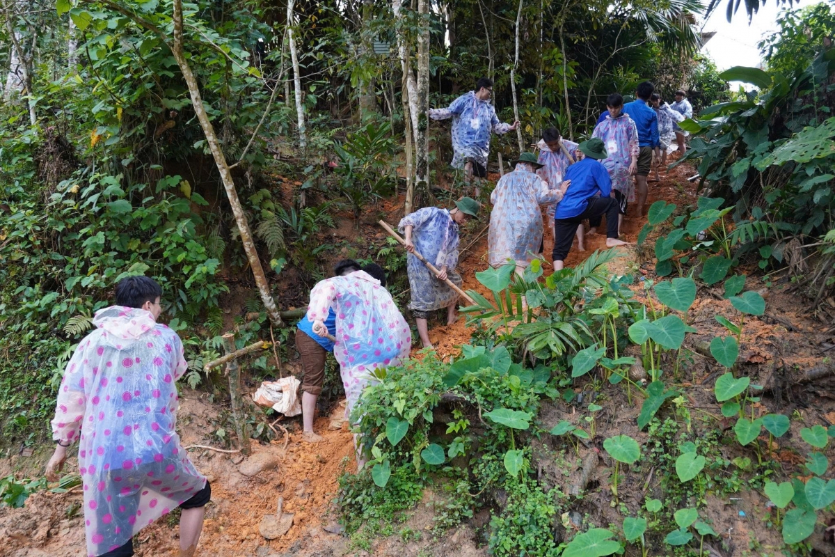 Đoàn viên, thanh niên xã Đông Giang làm đường cho người dân 
