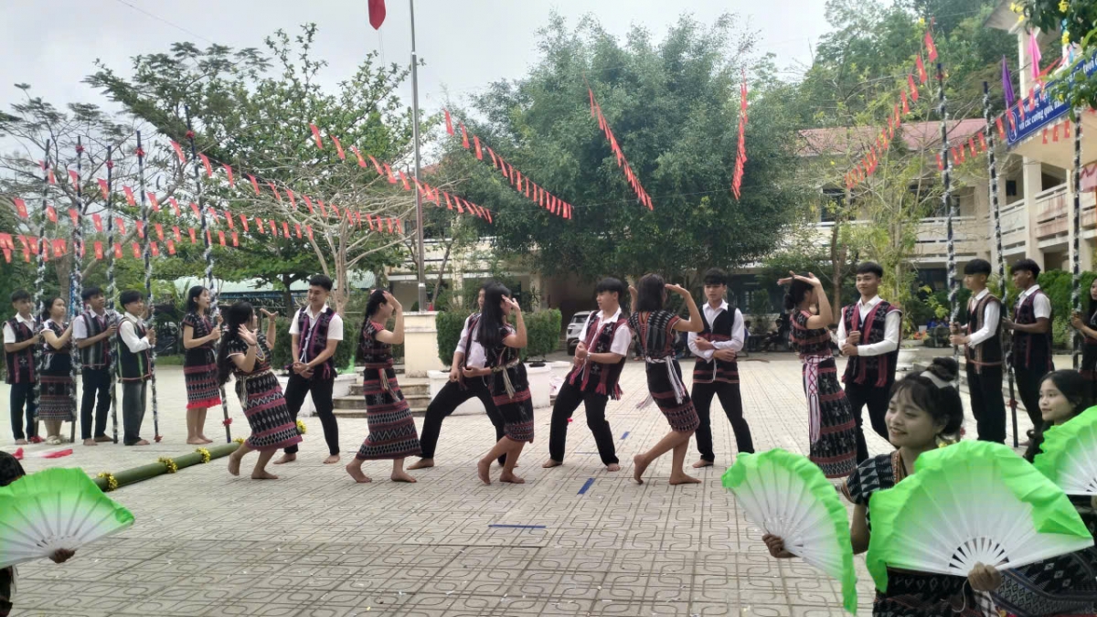 Giới trẻ Cơ Tu dần quay lại với văn hóa trong các hoạt động tại trường học và cộng đồng