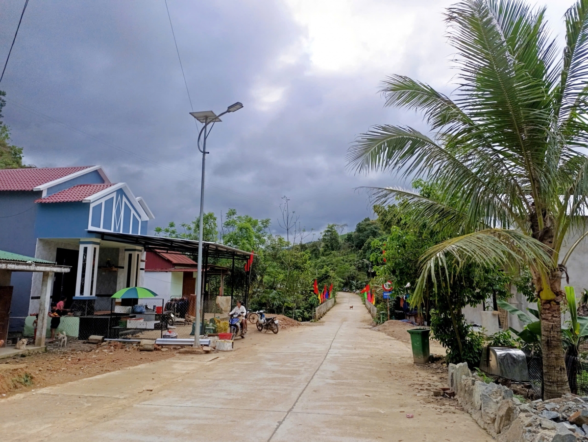 Các khu dân cư xã miền núi Đông Giang được thắp sáng nhờ đèn năng lượng mặt trời 