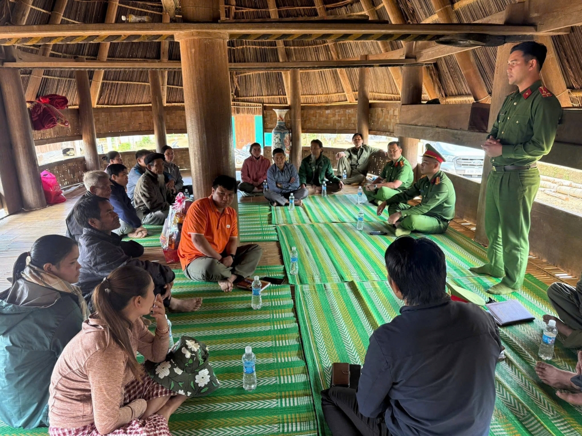 Công an về tận thôn tuyên truyền pháp luật cho người dân 