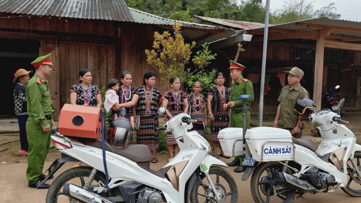 Công an xã trò chuyện với bà con 