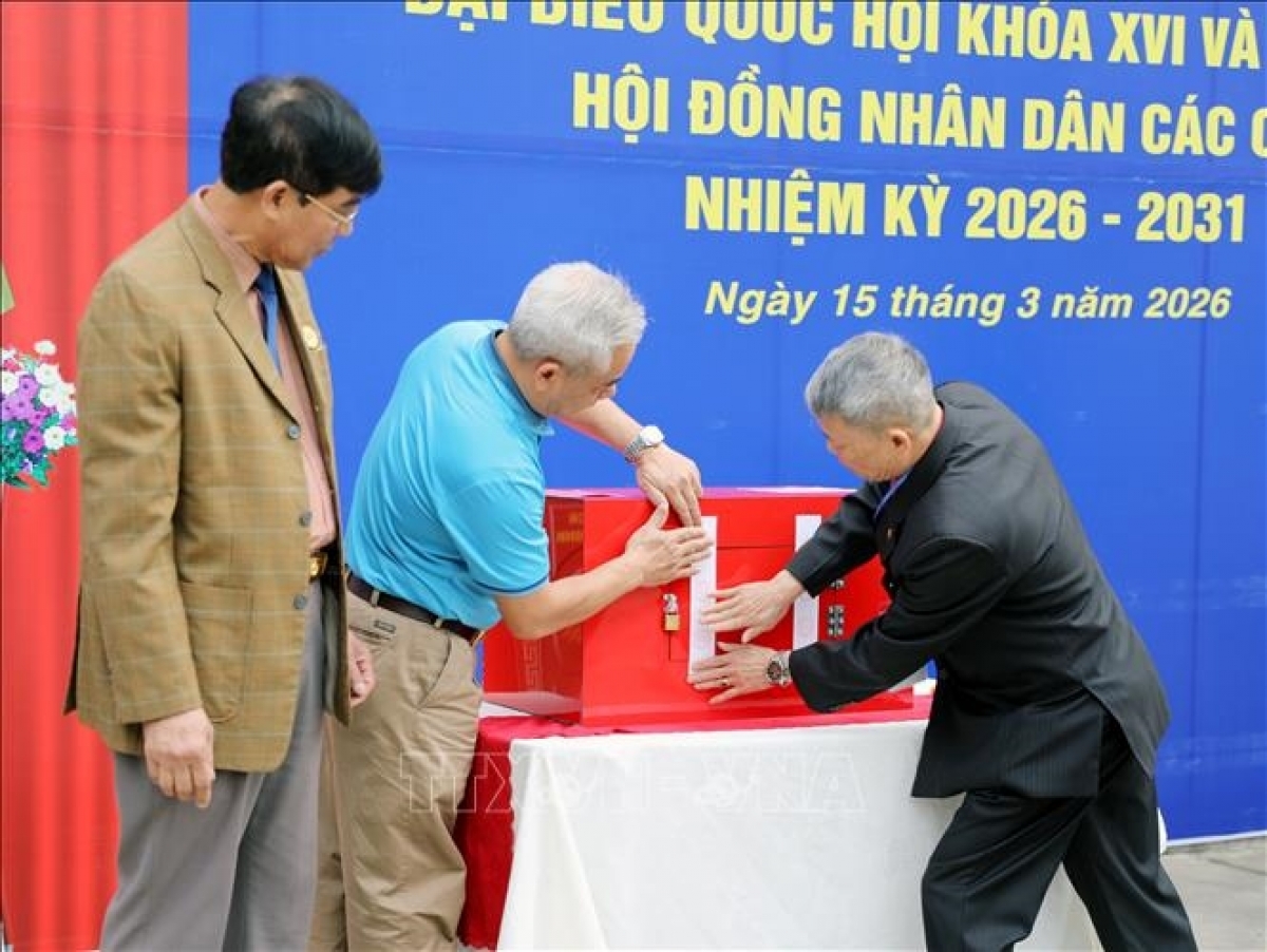 Tổ bầu cử phường Việt Trì (Phú Thọ) kiểm tra, niêm phong hòm phiếu, bảo đảm đúng quy định của pháp luật