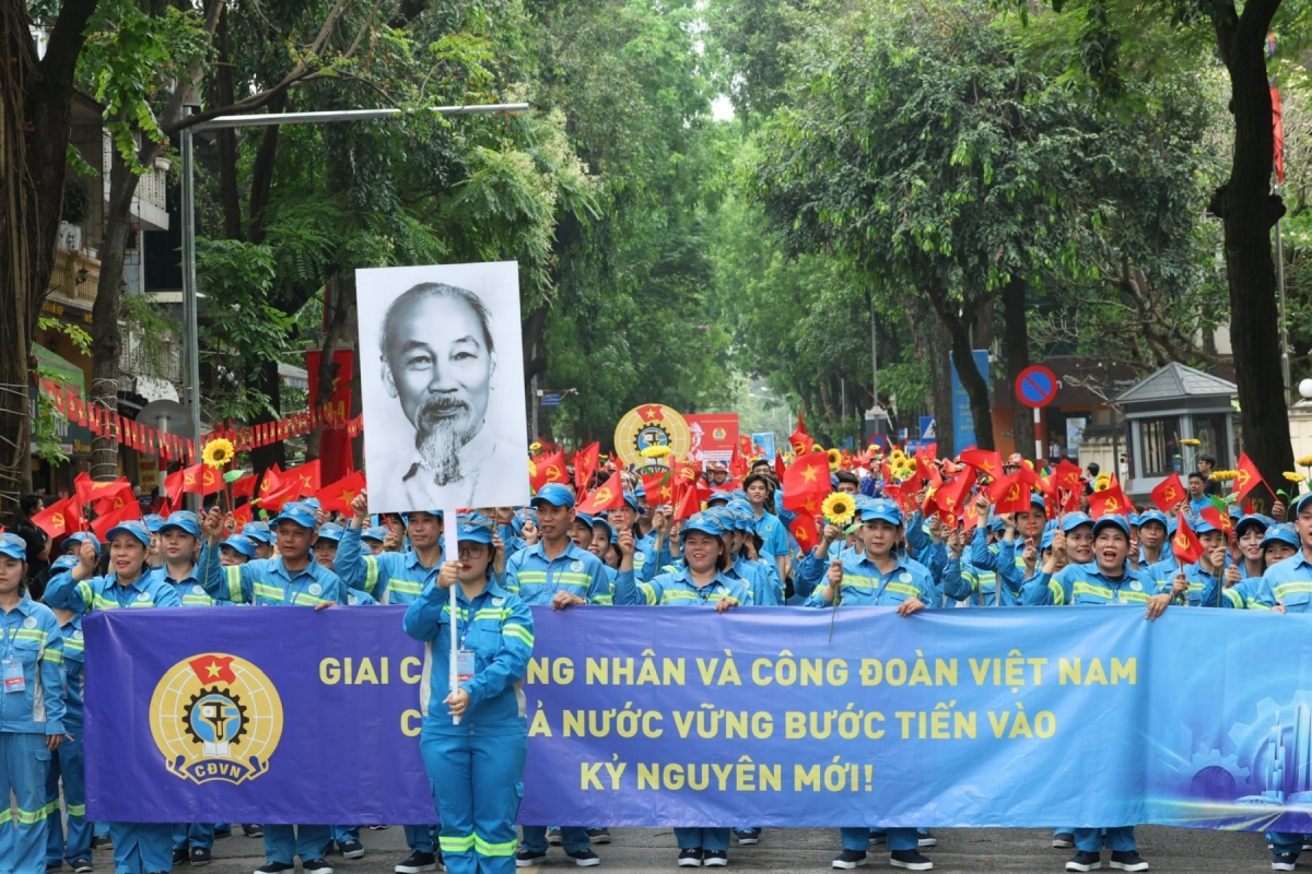 Đoàn diễu hành chuẩn bị xuất phát, mở đầu chuỗi hoạt động kỷ niệm 140 năm Ngày Quốc tế Lao động. Ảnh: Hải Nguyễn.Báo Lao động