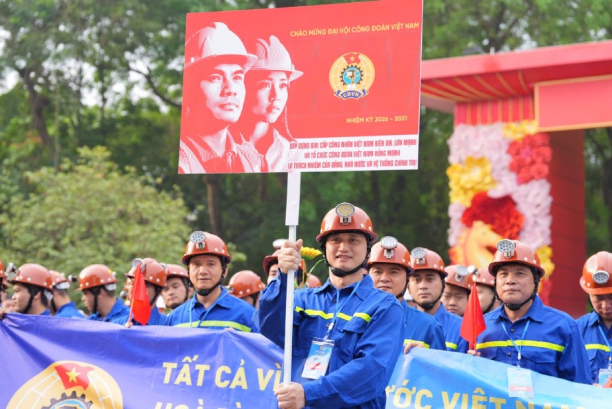 Đông đảo công nhân, lao động có mặt tại Công viên Thống Nhất tham gia lễ diễu hành nhân kỷ niệm 140 năm ngày Quốc tế Lao động. Ảnh: Hữu Chánh.Báo Lao động