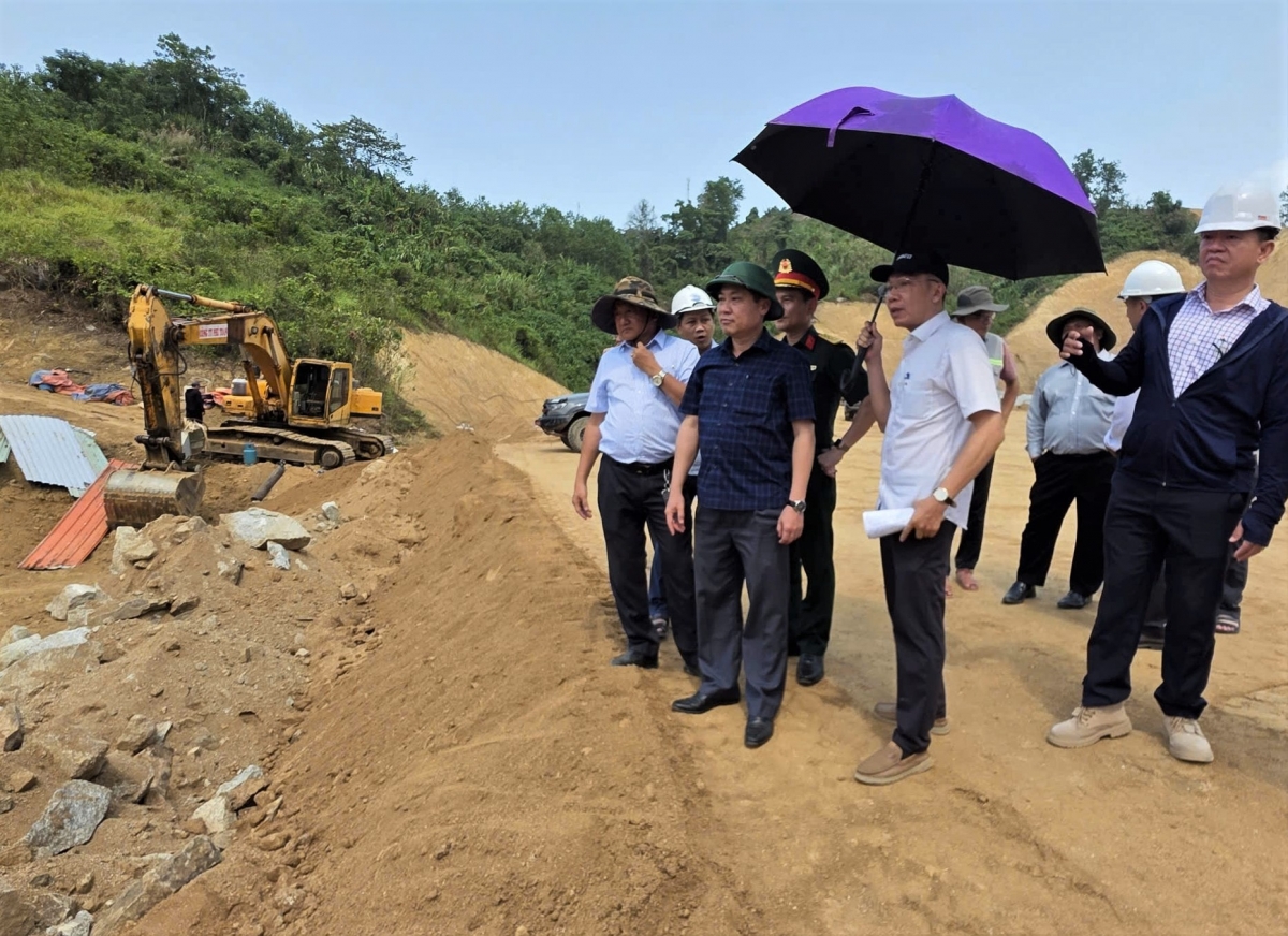 Phó Chủ tịch UBND thành phố Phan Thái Bình kiểm tra hiện trạng công trình. Ảnh: TRỌNG HUY