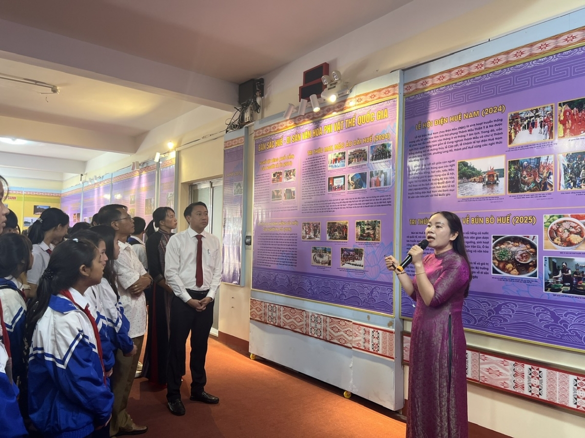 Đại biểu, học sinh cùng khách tham quan tìm hiểu về vùng đất, con người Huế