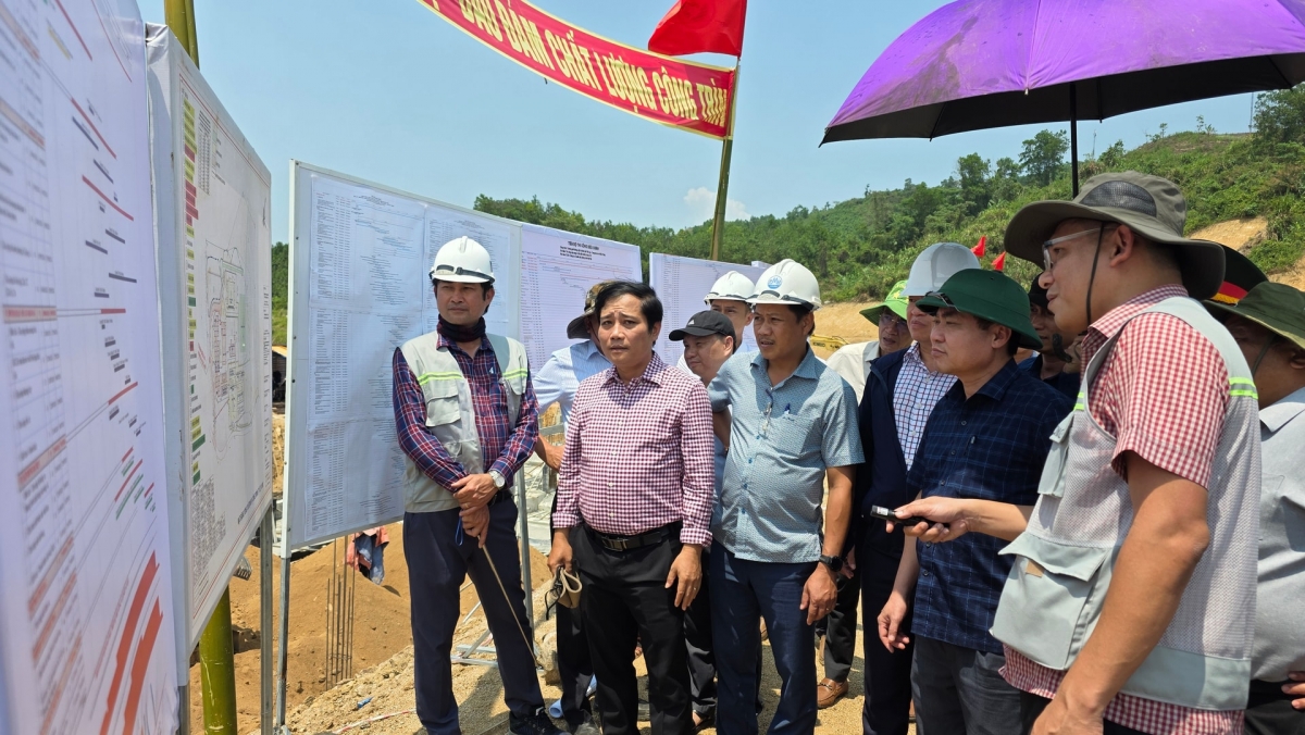 Phó Chủ tịch UBND thành phố Phan Thái Bình nghe báo cáo tiến độ dự án