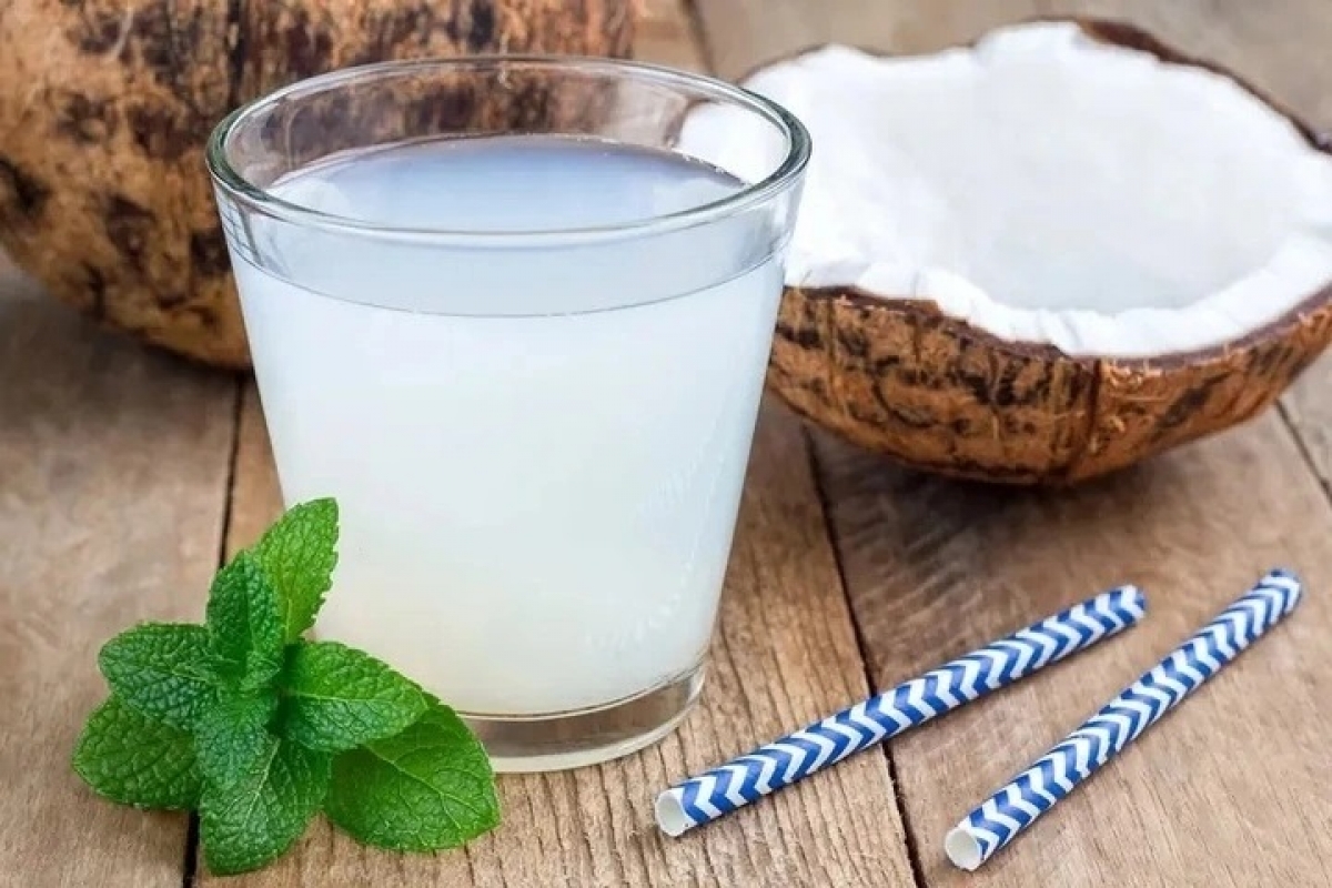 Nước dừa, thức uống không thể thiếu trong các chuyến du lịch mùa hè