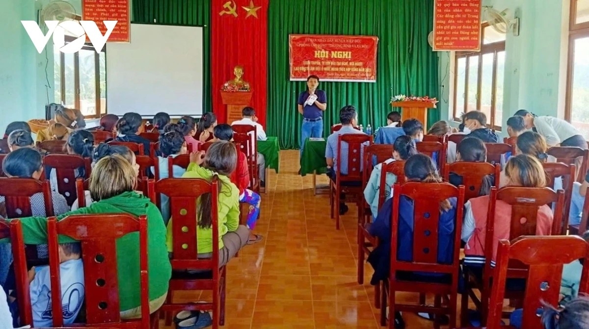 Tuyên truyền người dân đi xuất khẩu lao động