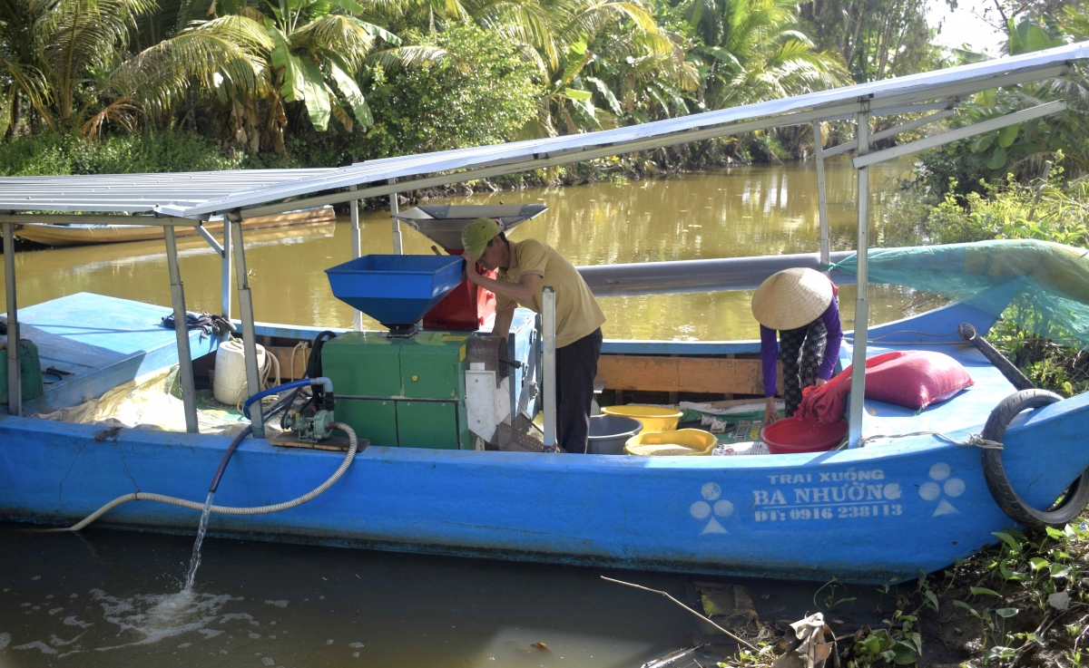 Hình ảnh chiếc phà máy chà thân thuộc xưa nay đã trở lại với người dân xã Khánh Bình và lân cận