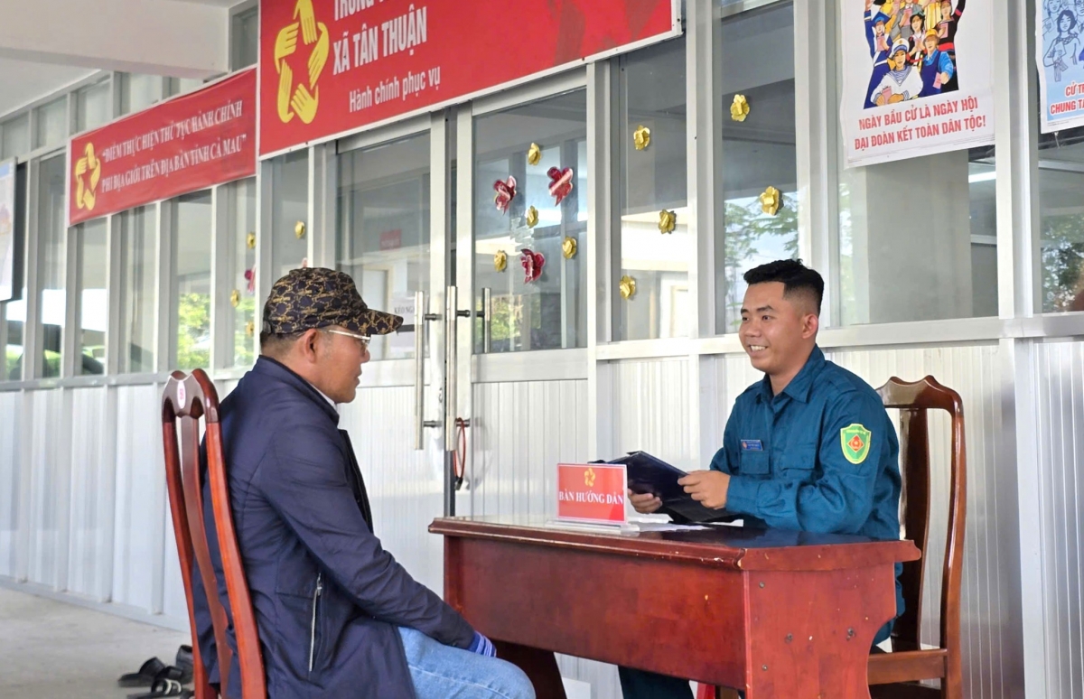 Xã phải sử dụng dân quân tự vệ để hướng dẫn người dân đến nơi làm thủ tục