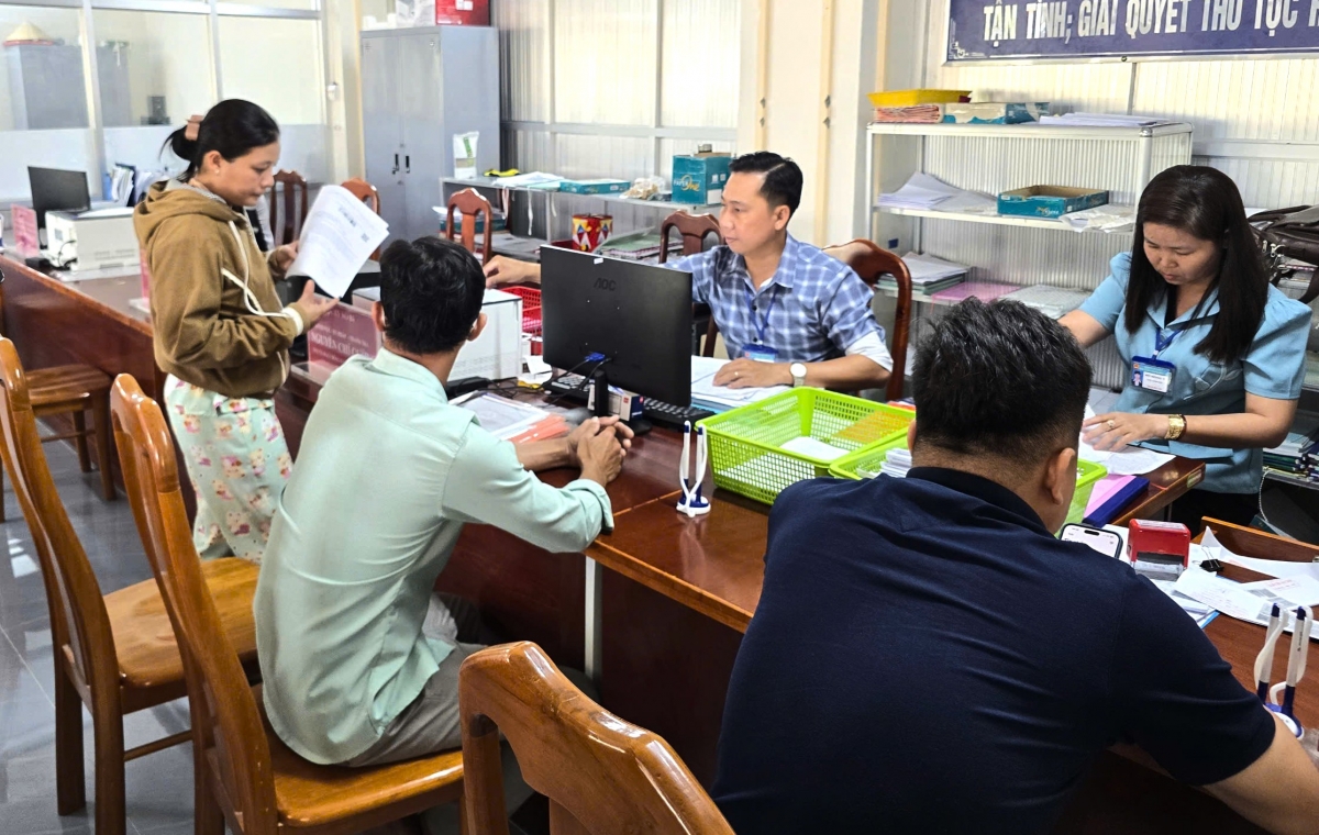 Trung tâm Phục vụ Hành chính công xã Tân Thuận hiện chỉ có 3 biên chế, gồm cả lãnh đạo