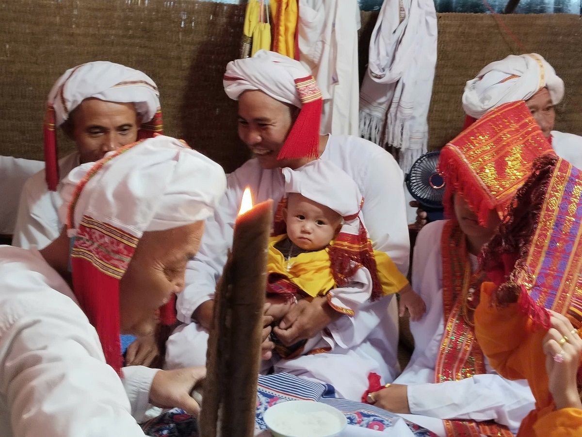 -Ngă yang kơ anak Po La Dhi.