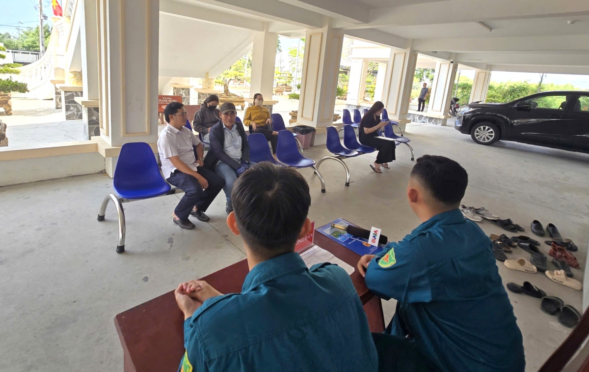 Lãnh đạo xã Tân Thuận chia sẻ với người dân, mong thấu hiểu cho việc thiếu nhân sự có thể phải chờ giải quyết lâu hơn