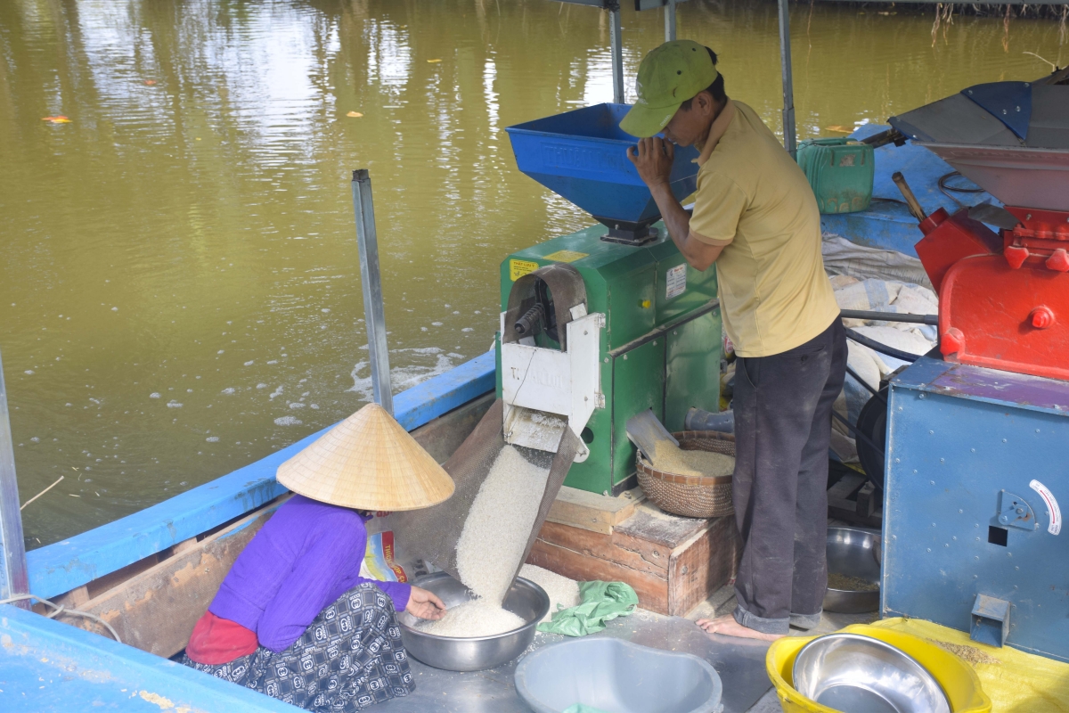 Máy chà di động trên sông giúp gia đình anh Sang có thu nhập ổn định