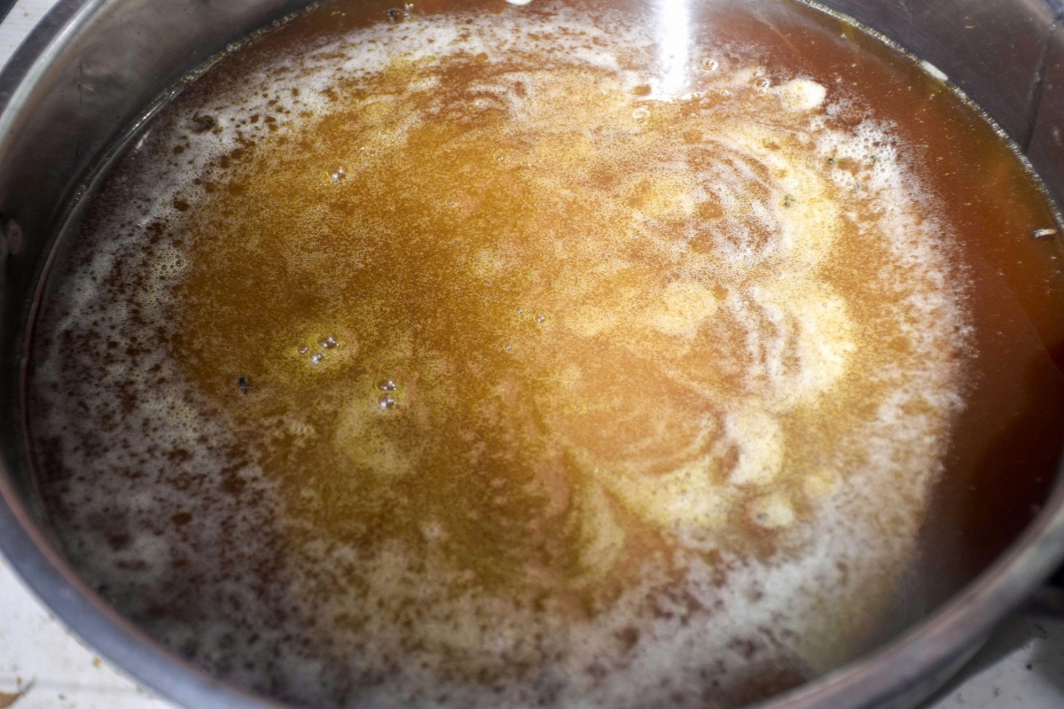 Mỗi lít mật ong dú đang được bán với giá từ 1,5 - 2 triệu đồng.