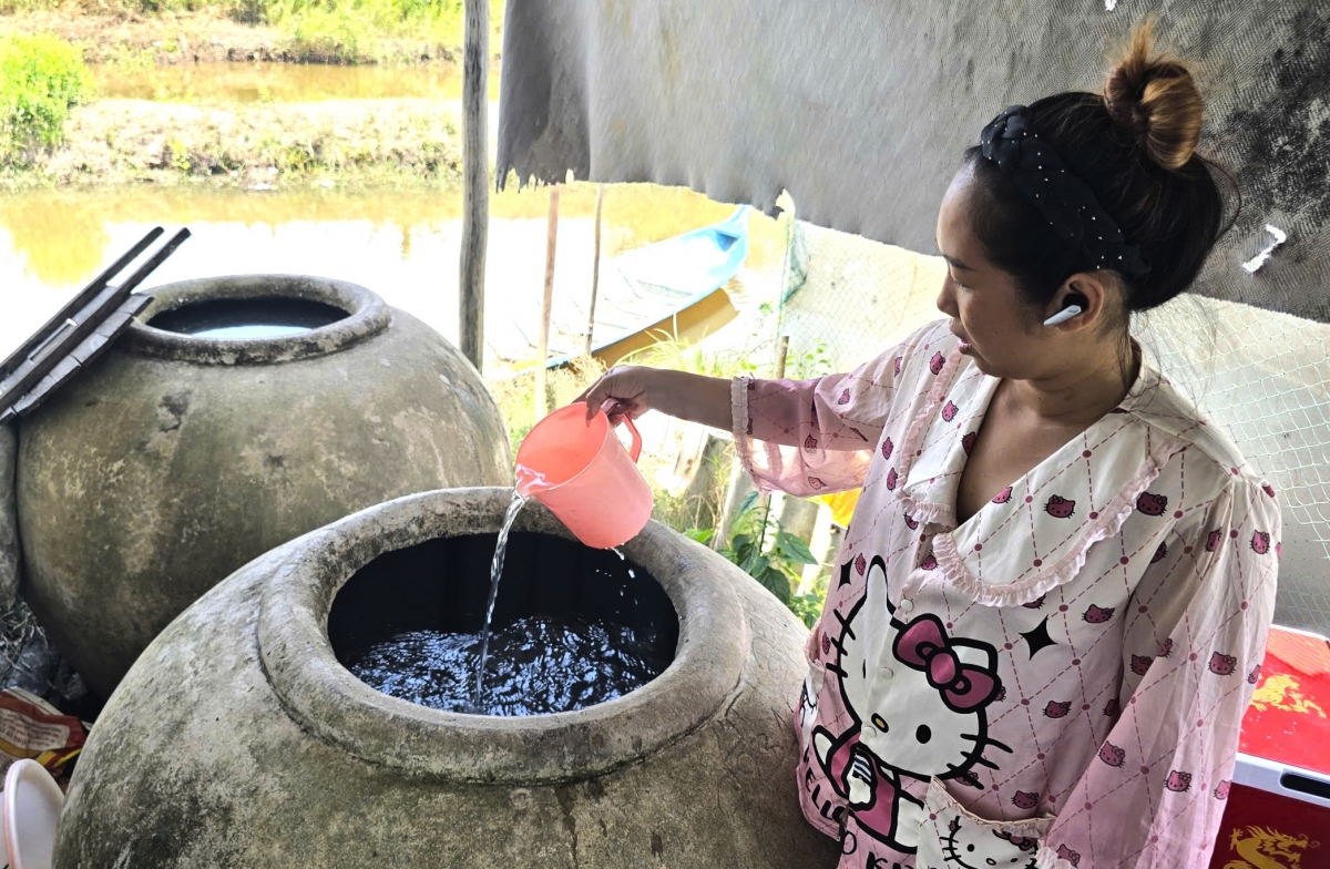 Người dân địa phương đang phải mua nước với giá cao nhưng không phải lúc nào cũng mua được.
