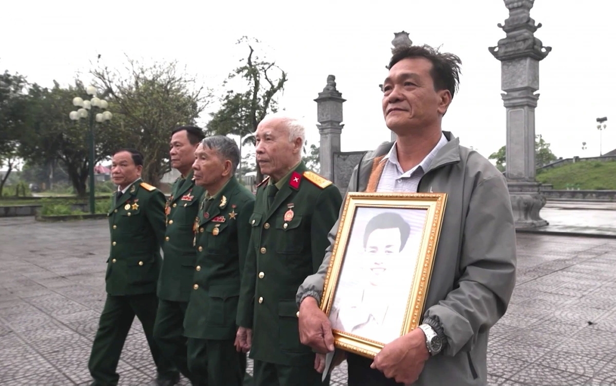 Ông Chu Đình Minh (người cầm di ảnh) vẫn mỏi mòn tìm kiếm người bố liệt sĩ hy sinh ở chiến trường Quảng Trị