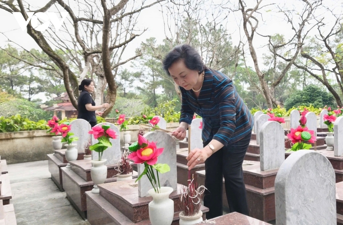 Phó Thủ tướng Phạm Thị Thanh Trà thắp hương tri ân liệt sĩ tại nghĩa trang liệt sĩ quốc gia Trường Sơn