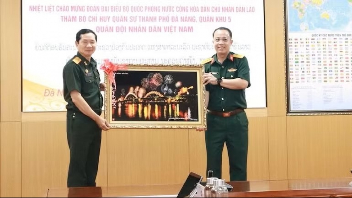 Đại tá Trần Hữu Ích trao tặng Thượng tướng Saichay Kommasith bức ảnh Cầu Rồng Đà Nẵng