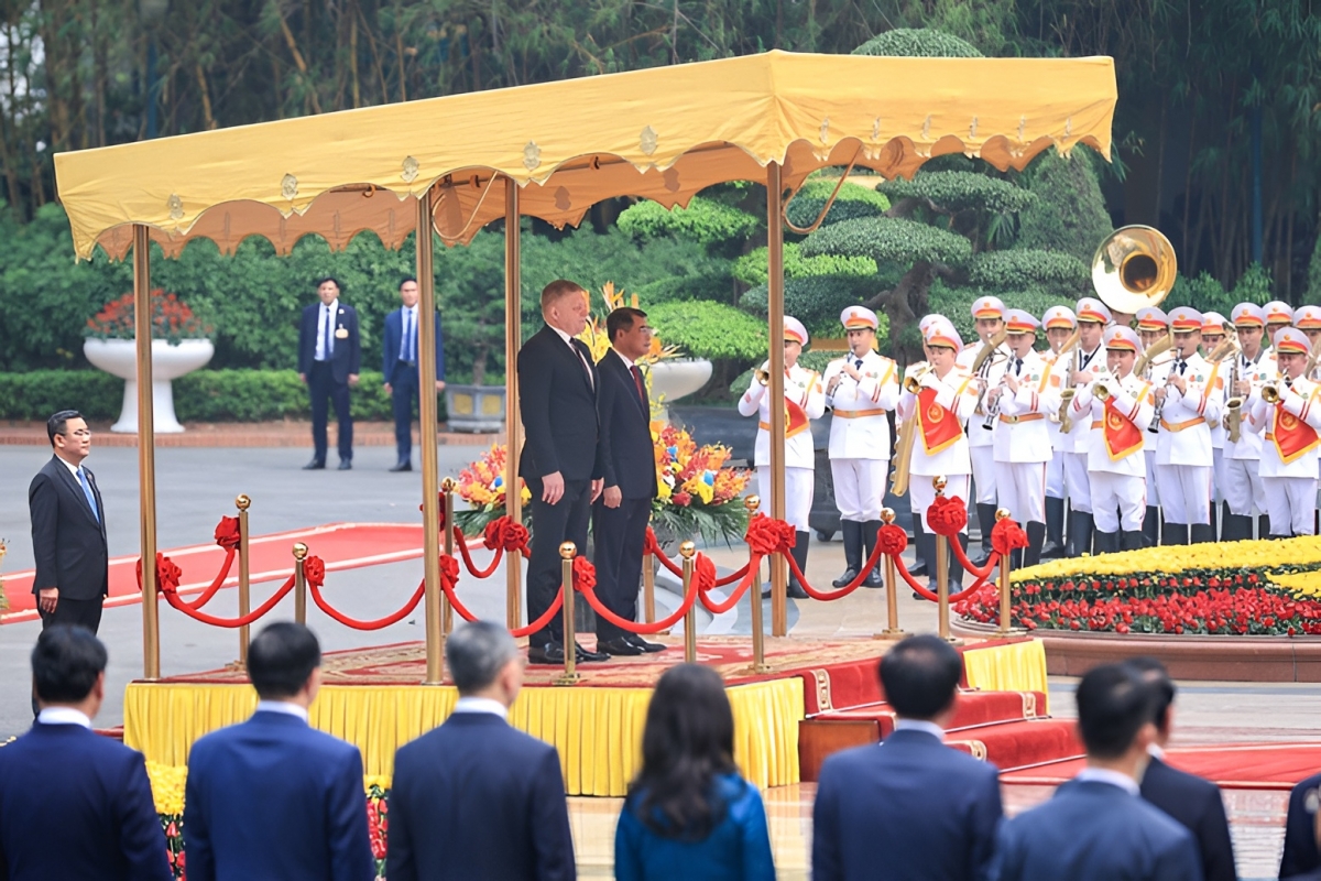 
Thủ tướng Lê Minh Hưng pơgơ̆r pơm lêh sơng Thủ tướng Slovakia