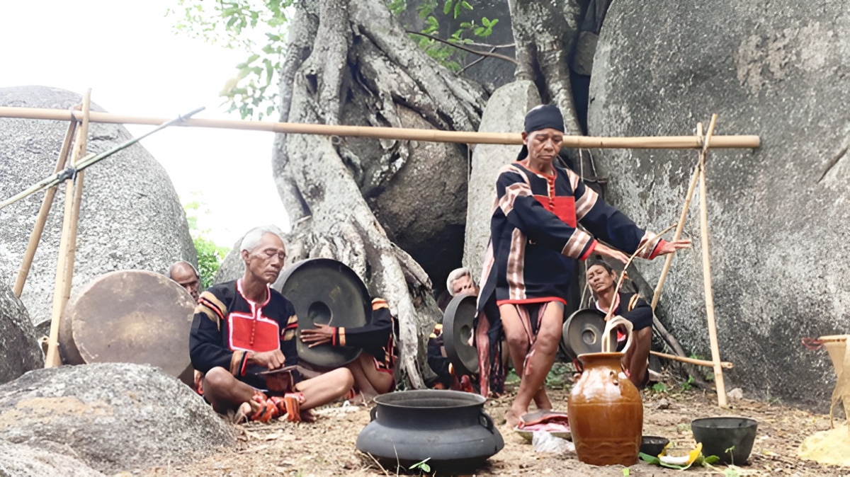 -  Klei ngă yang iêo hjan mơ̆ng Yang Pơtao Apui.