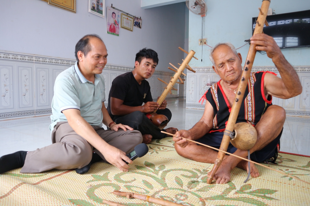 
Kră pơlei, Ngê̆ nhơ̆n Rơ Châm Nha tơroi tơdrong vang iung tơblăh sơ̆