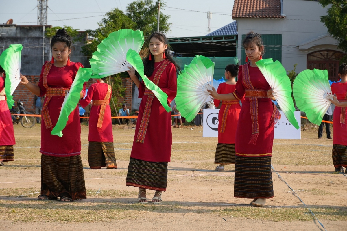 
Đe sơnăm mơlôh bơngai Chăm pơtoi vei răk tơƀăk mong joh ayŏ kon kông