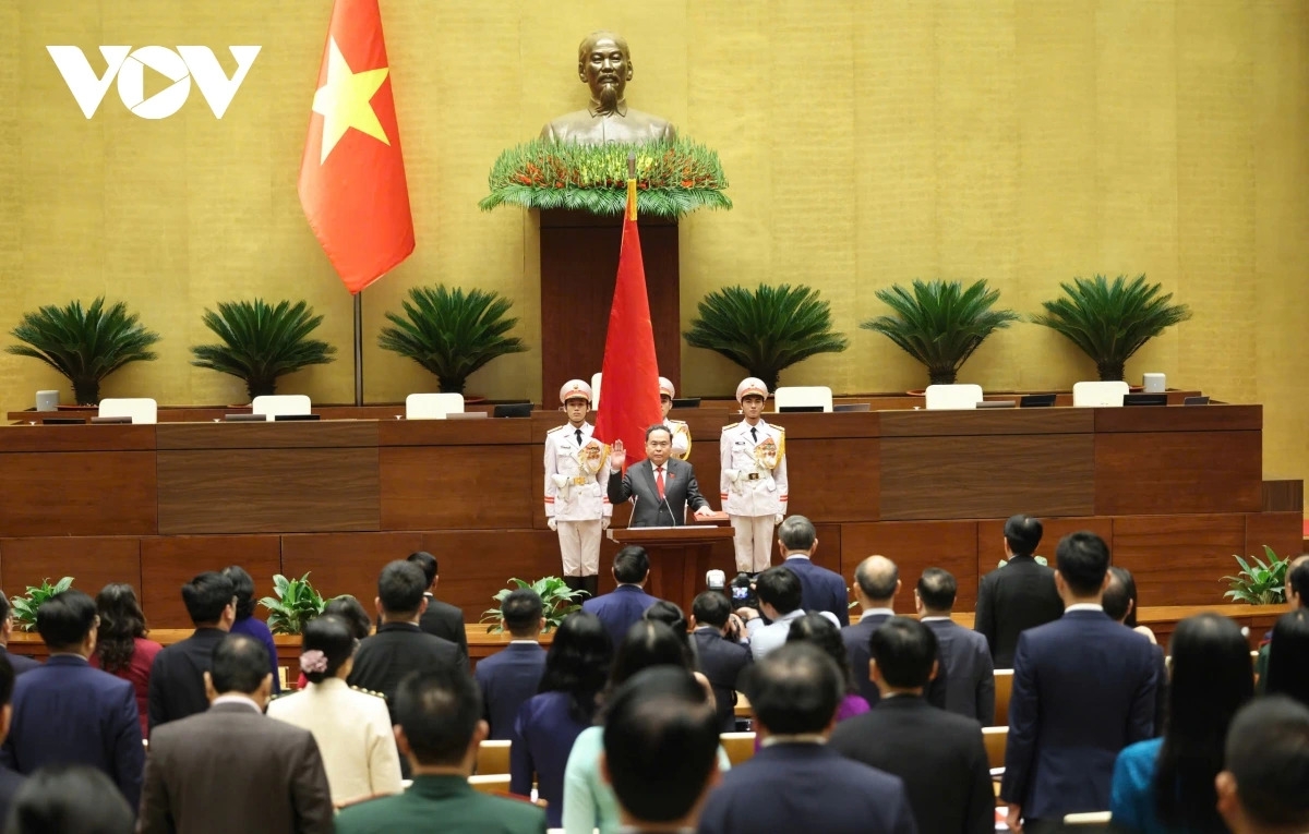 Nghị quyết bầu Chủ tịch Quốc hội vừa được đại biểu Quốc hội biểu quyết thông qua. Ngay sau đó, Chủ tịch Quốc hội Trần Thanh Mẫn tuyên thệ theo quy định.