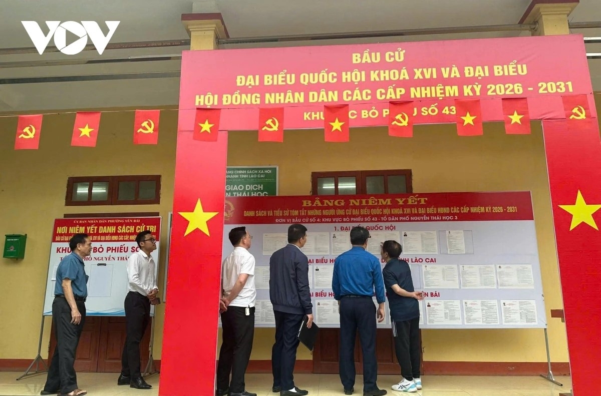 Cử tri tìm hiểu về bầu cử đại biểu Quốc hội và đại biểu HĐND các cấp.