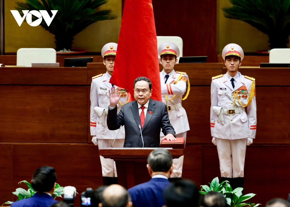 “Dưới cờ đỏ sao vàng thiêng liêng của Tổ quốc, trước Quốc hội, trước đồng bào, cử tri cả nước, tôi – Chủ tịch Quốc hội nước Cộng hòa xã hội chủ nghĩa Việt Nam Việt Nam, xin tuyên thệ: Tuyệt đối trung thành với Tổ quốc, với Nhân dân, với Hiến pháp nước Cộng hòa xã hội chủ nghĩa Việt Nam, nỗ lực phấn đấu hoàn thành tốt nhiệm vụ được Đảng, Nhà nước và nhân dân giao phó” - Chủ tịch Quốc hội tuyên thệ.