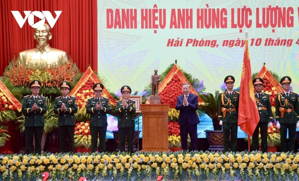 Tổng Bí thư, Chủ tịch nước Tô Lâm, Bí thư Quân ủy Trung ương trao danh hiệu Anh hùng lực lượng vũ trang nhân dân tặng Quân khu 3. 