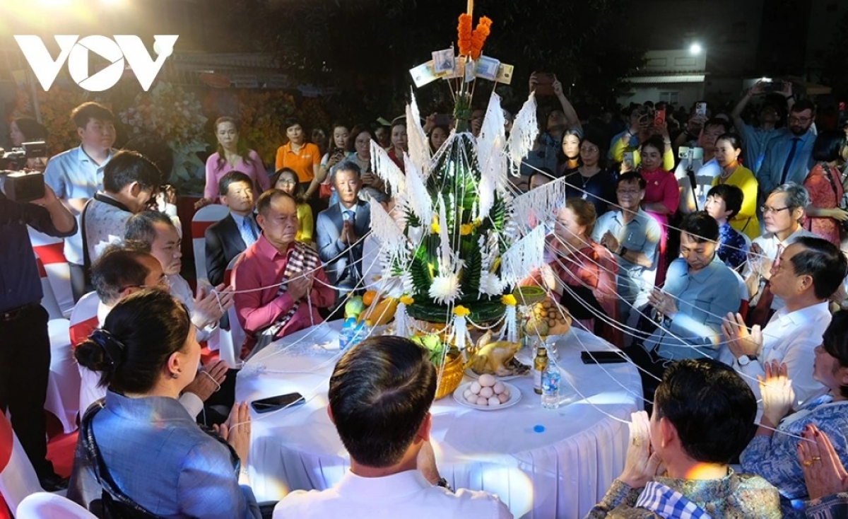 Các đại biểu thực hiện nghi lễ tắm Phật và buộc chỉ tay chúc phúc.