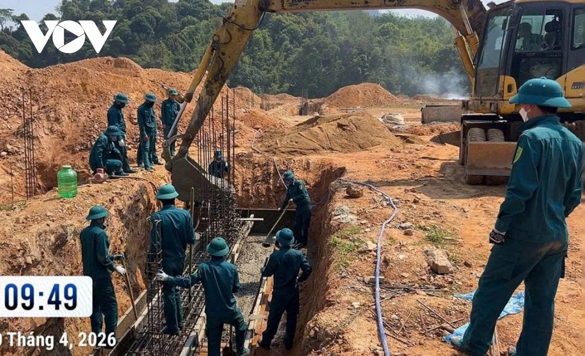 Bộ đội Đà Nẵng hỗ trợ các xã biên giới xây trường học nội trú liên cấp.