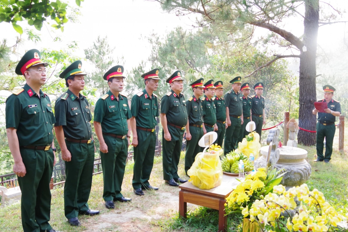 Đoàn công tác Quân ủy Trung ương, Bộ Quốc phòng dâng hoa, tri ân Đại tướng Võ Nguyên Giáp - Ảnh: X.D