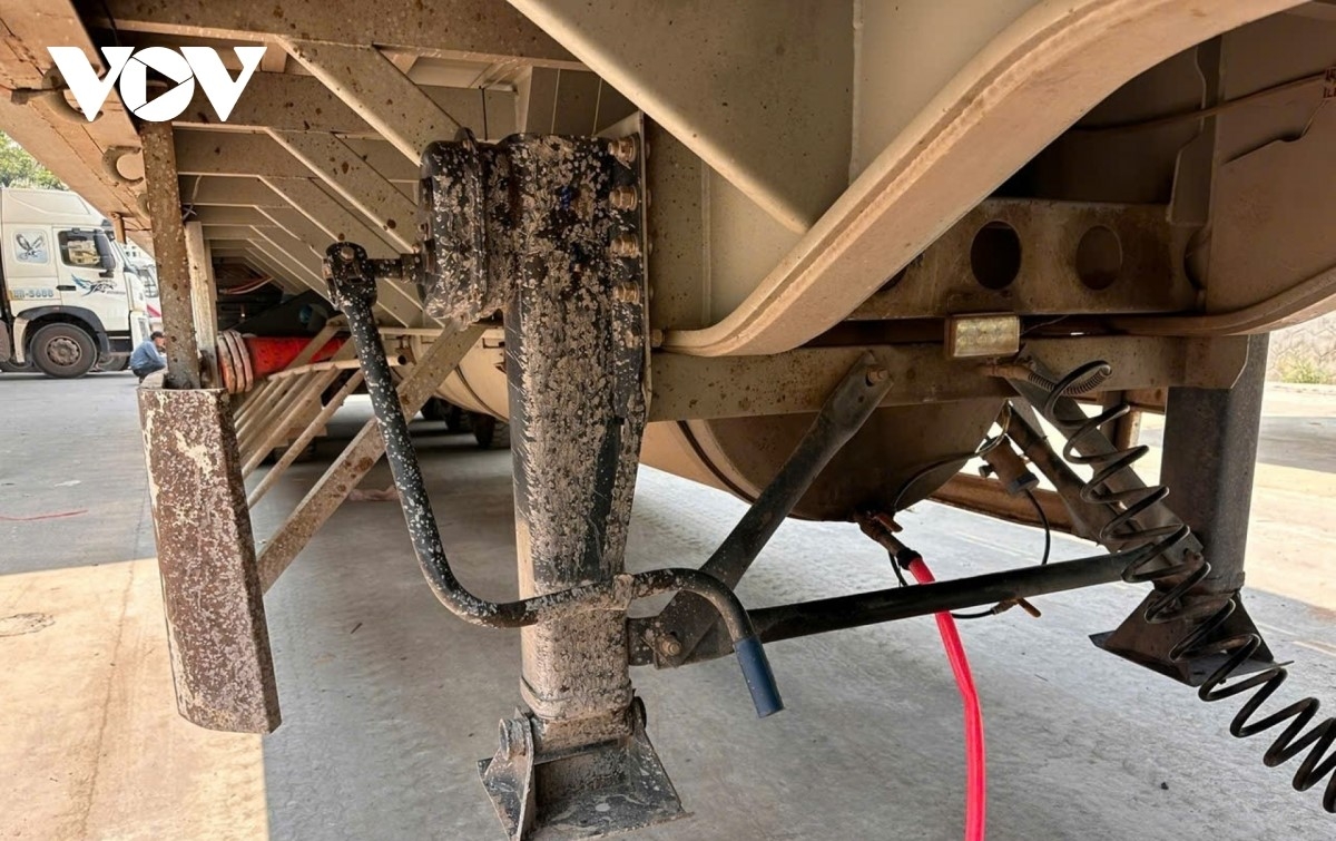 Cơ quan chức năng bắt giữ phương tiện được gia cố thêm một thùng kim loại bên trong chứa 1.290 lít dầu diesel.