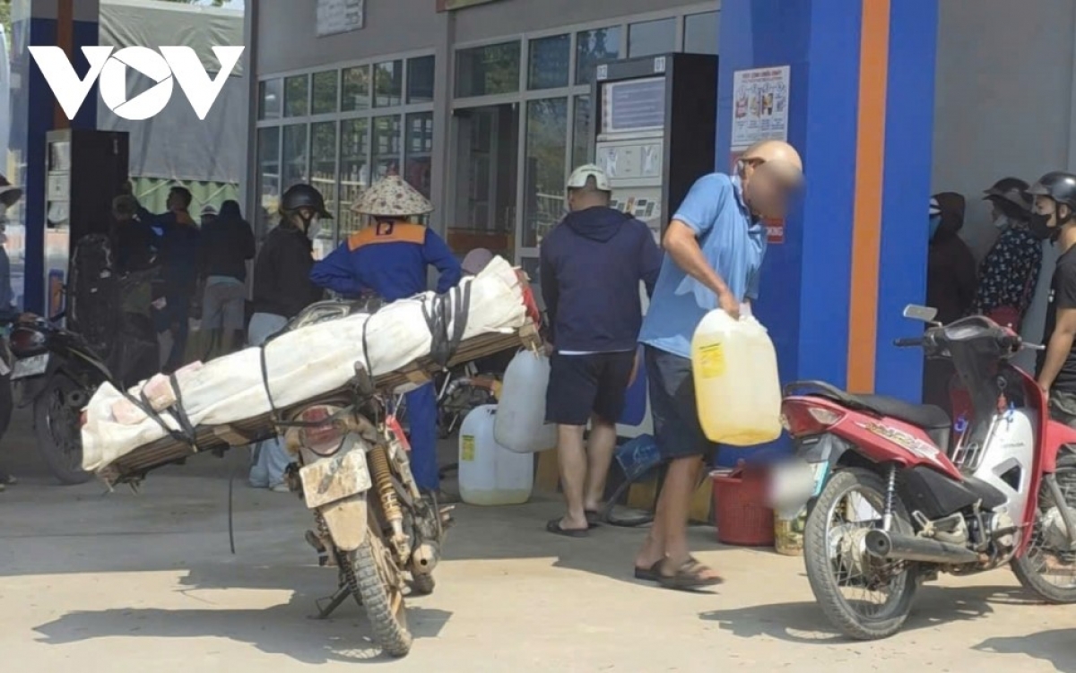 Một số người đi mua xăng dầu đựng bên trong các can nhựa.