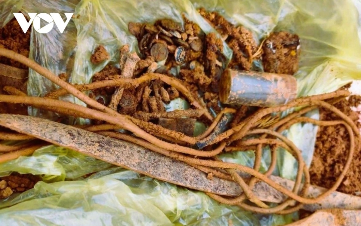 Các di vật kèm theo hài cốt liệt sĩ.