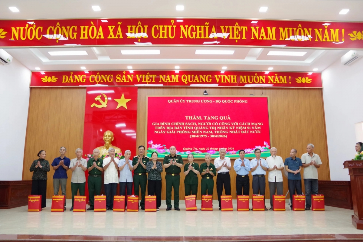 Đồng chí Trung tướng Lê Quang Đạo trao quà các gia đình chính sách, người có công với cách mạng tại phường Quảng Trị - Ảnh: X.D