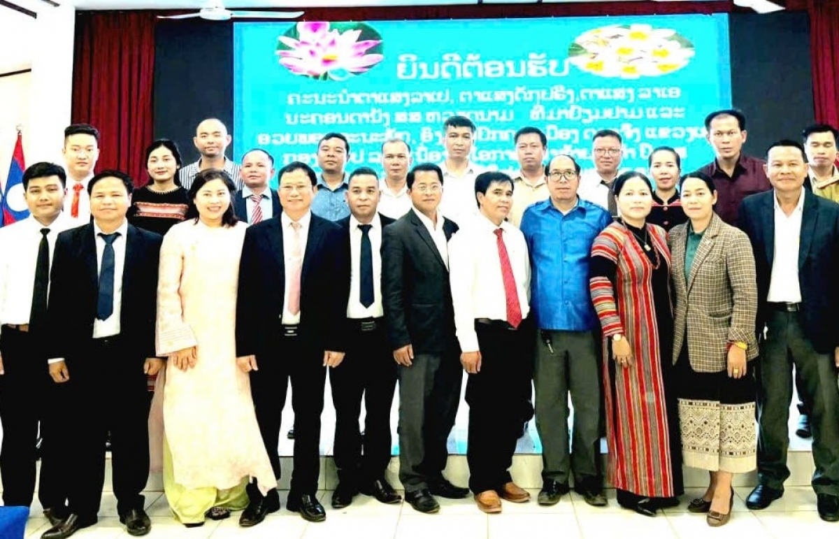 Lãnh đạo 3 xã La Êê, La Dêê và Đắc Pring và lãnh đạo huyện Đắc Chưng chụp hình lưu niệm.