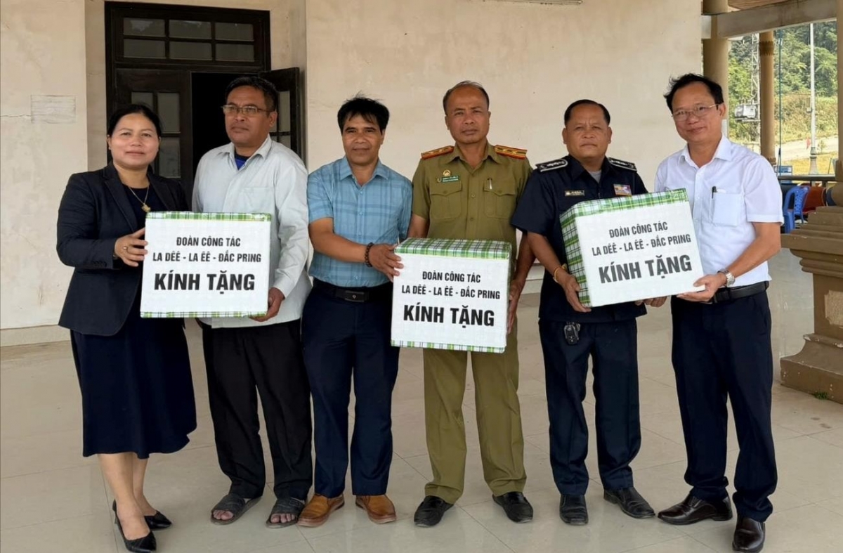 Lãnh đạo các xã tặng quà cho Chi cục Hải quan và Biên phòng huyện Đắc Chưng. 